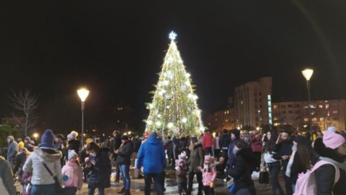 Запалиха светлините на Коледната елха в София