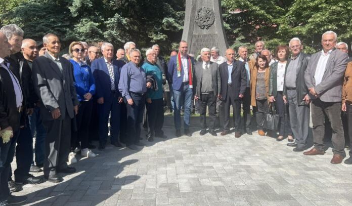 Запасни офицери и кметът инж. Атанасов се поклониха пред паметника „Булаир“