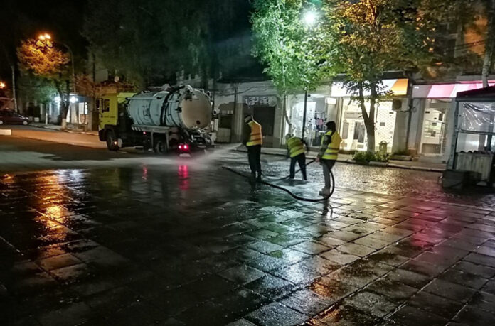 Започна пролетното миене на улиците в Радомир