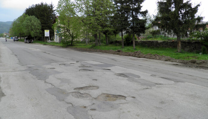 Започна ремонт на входния път за село Баня