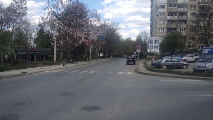 Заради кастрене на клони: Затварят участък от улица „Дупнишко шосе“