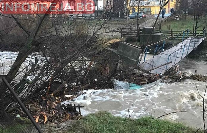 Заради обилните дъждове: Наводнени улици в Белица