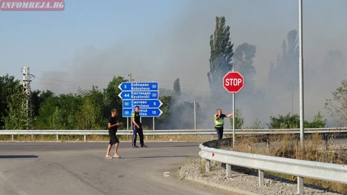 Заради пожар спряха движението между АМ “Струма” и Е-79