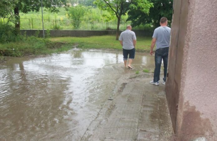 Заседателната зала на РИОСВ под вода