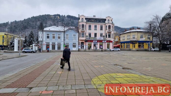 Засилено полицейско присъствие и заграждения преди общинската сесия в Кюстендил