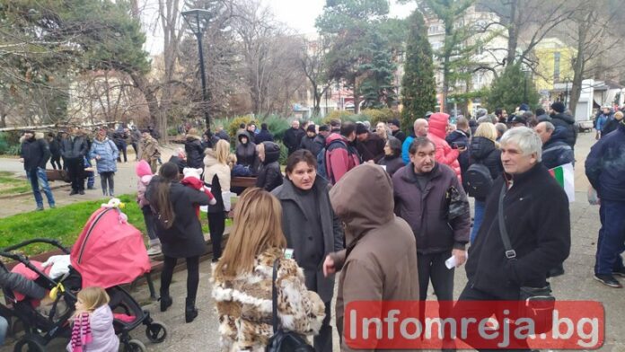 Засилено полицейско присъствие на протеста пред Община Кюстендил