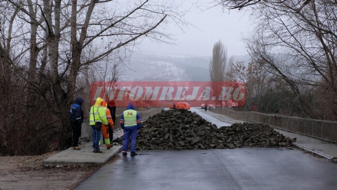 Затвориха моста за благоевградските села Покровник и Падеш