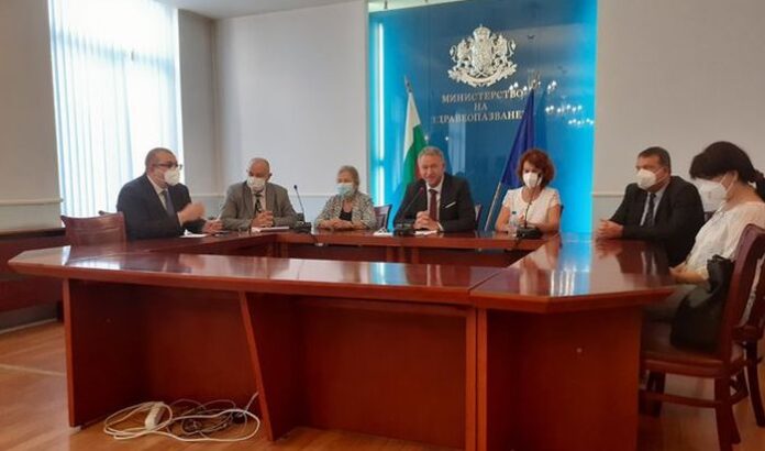 Здравният министър: Ниският процент на ваксинация ни принуждава да наложим нови мерки