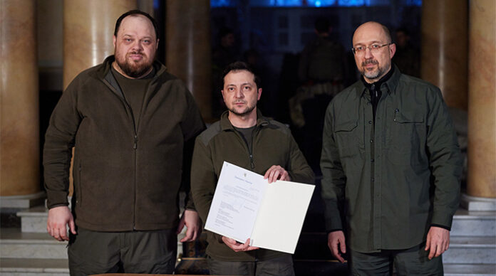 Зеленски подписа заявката за членство на Украйна в ЕС
