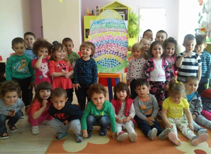 „Звънчетата“ от ЦДГ „Слънце” в Гоце Делчев украсиха огромно великденско яйце