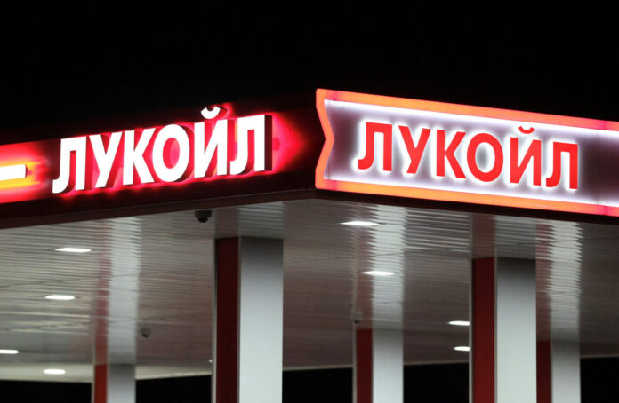 По вода и въздух охраняват обектите на Лукойл, ДАНС прави проверки