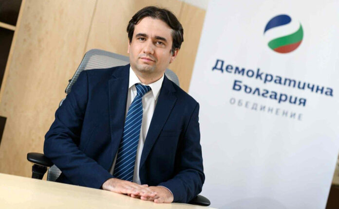 Божанов: Властта показа паника за „Лукойл“, тика ни към криза с горивата