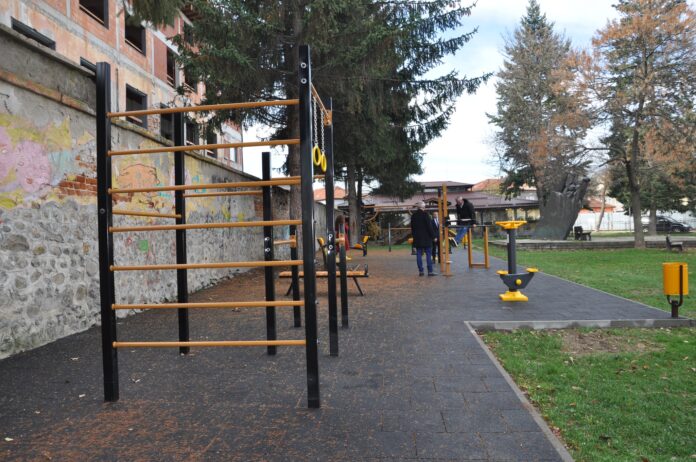В Разлог има нова стрийт фитнес площадка, зам.-кмет я изпробва