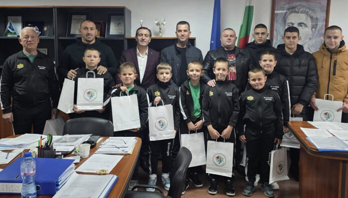 Кметът на Гърмен награди малките борци от Дебрен, участвали в международния турнир в Гоце Делчев