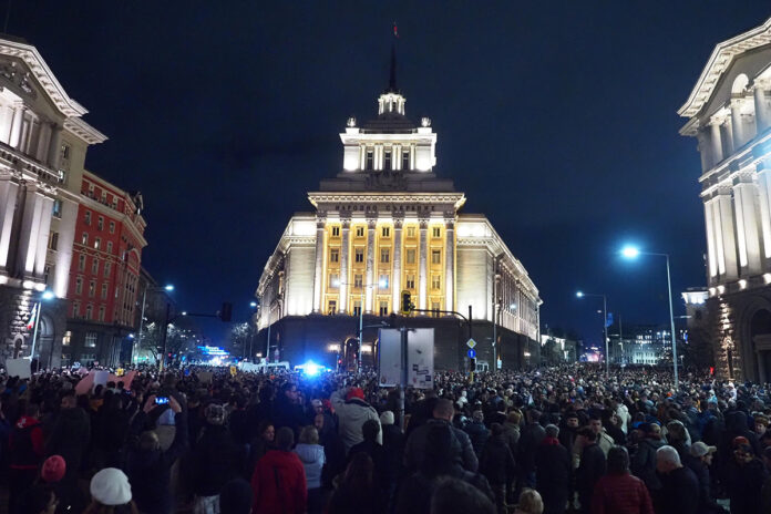 Протестите срещу властта: Не бюджетът, а корупцията и арогантността запалиха София