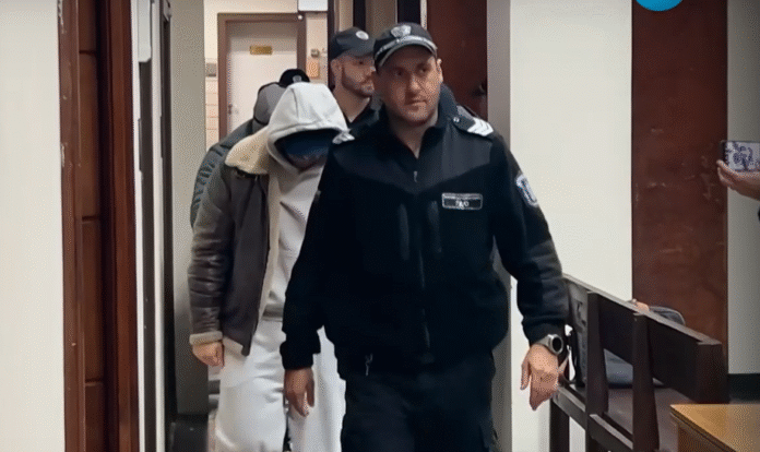 Прокуратурата иска задържане под стража за мъжете, точили от тръба на „Лукойл“