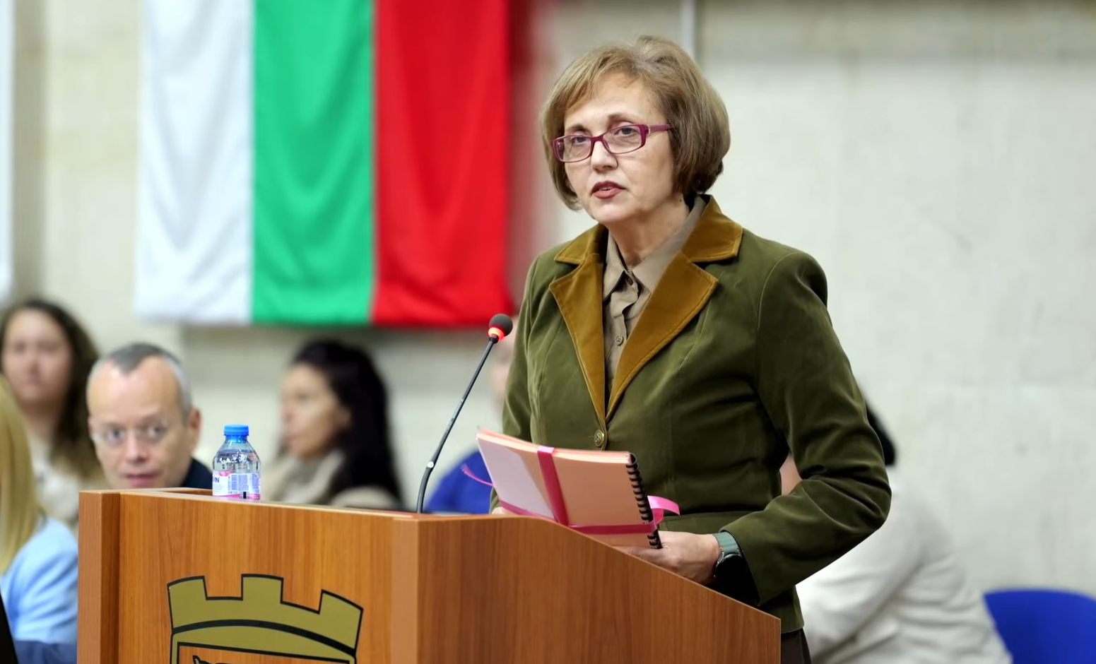 Провокация в ОбС-Благоевград: Съветник подари правилника на председателя, кметът се намеси - Инфомрежа