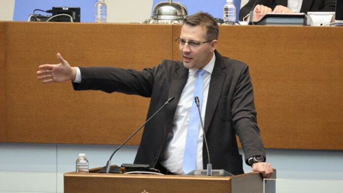 „Среден пръст“ и скандал в парламента: Костадинов се закани на депутат от ДПС