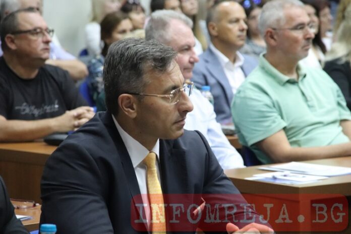 Спецов уволни председателя на УС на рафинерията