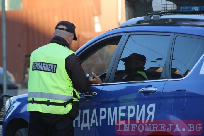 Шофьор с двойно гражданство хвърли 10 евро за полицаи за „почерпка“, закопчаха го