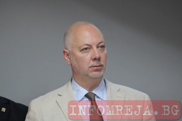 Желязков свиква извънредно заседание за особения управител на Лукойл, Радев издаде указ