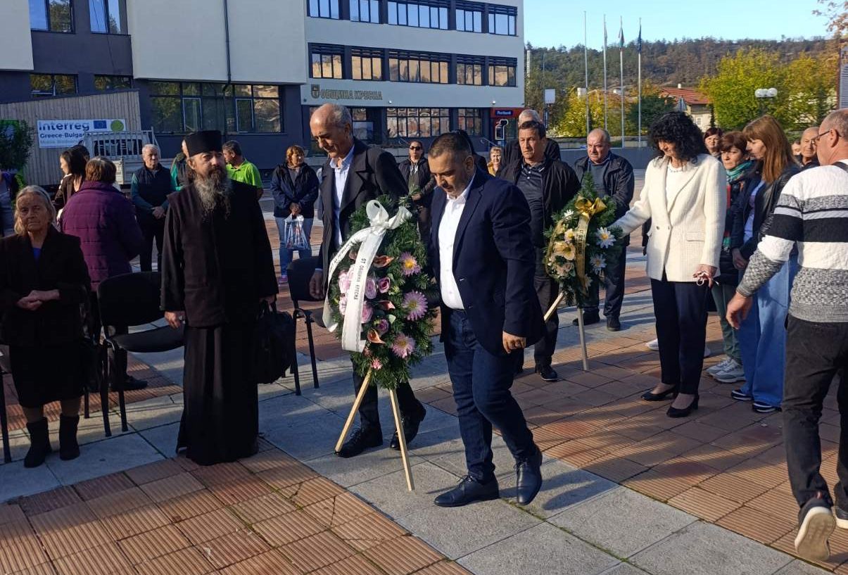 Кресна откри паметна плоча в чест на героите, загинали във Втората световна война - Инфомрежа