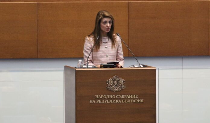 БСП: ПП-ДБ предлагат скрита отмяна на втората година от майчинството