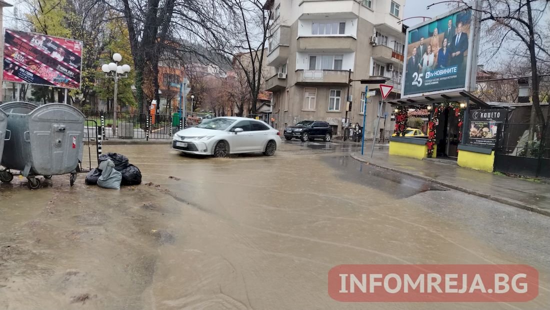 Дъждът наводни Благоевград, пожарникари отводняваха НХГ, кола пропадна на ул. „Даме Груев“ Дъждът наводни Благоевград, пожарникари отводняваха НХГ, кола пропадна на ул. „Даме Груев“ - Инфомрежа