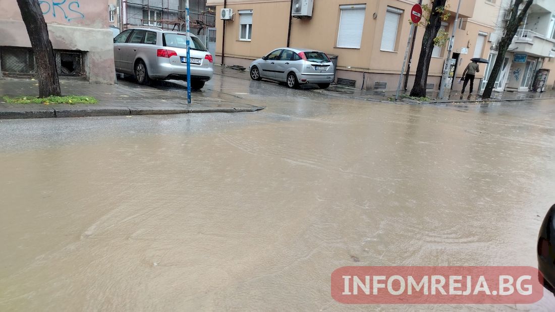 Дъждът наводни Благоевград, пожарникари отводняваха НХГ, кола пропадна на ул. „Даме Груев“ Дъждът наводни Благоевград, пожарникари отводняваха НХГ, кола пропадна на ул. „Даме Груев“ - Инфомрежа