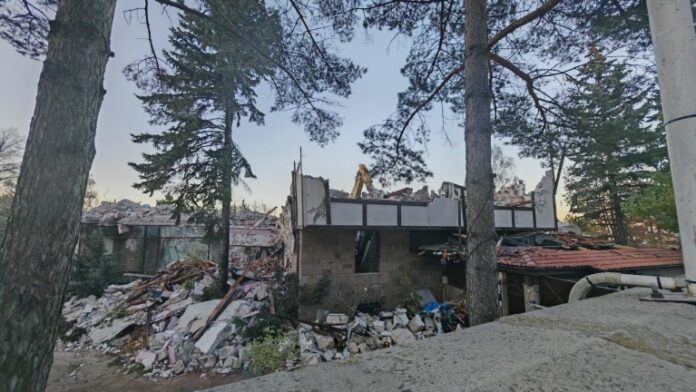 Символ на властта от миналото: Багери влязоха в резиденцията на Доган