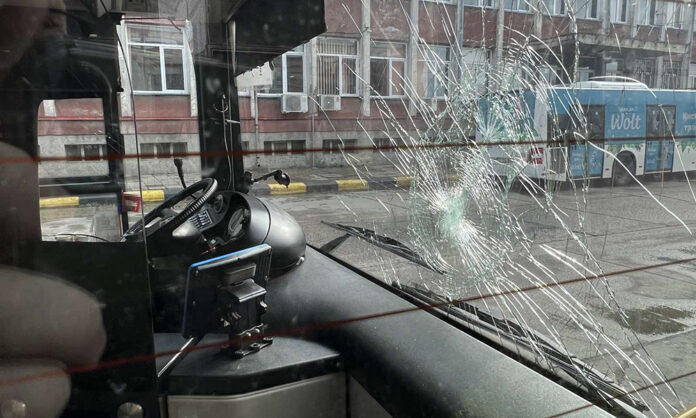 Неизвестен хвърли дърво по градски автобус в София