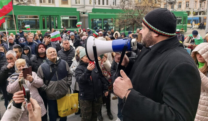 Членове на „Величие“ и МЕЧ водили групи с провокатори, Василев отрече