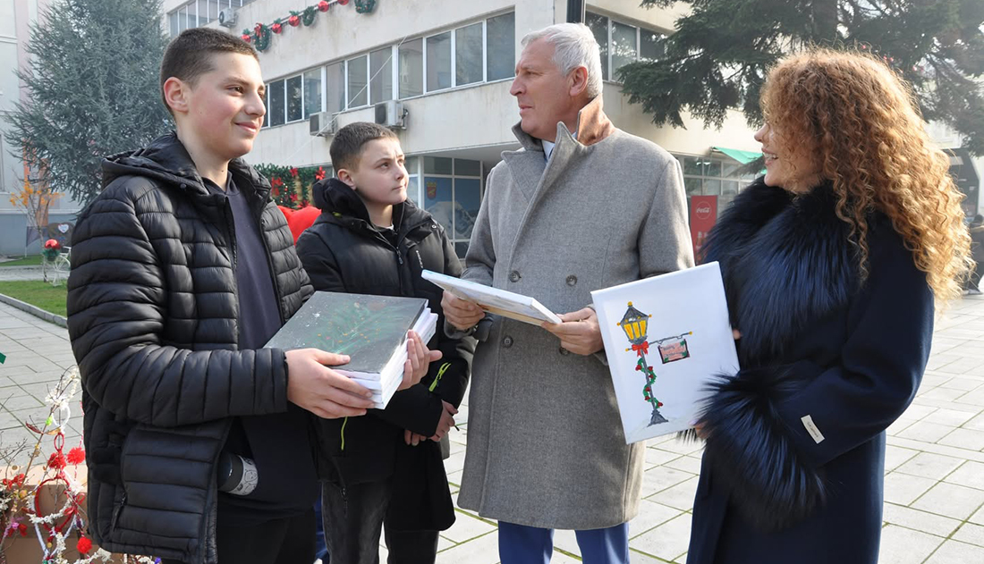 Коледно Вълшебство в Разлог: Деца събраха средства за благотворителни каузи Коледно Вълшебство в Разлог: Деца събраха средства за благотворителни каузи - Инфомрежа