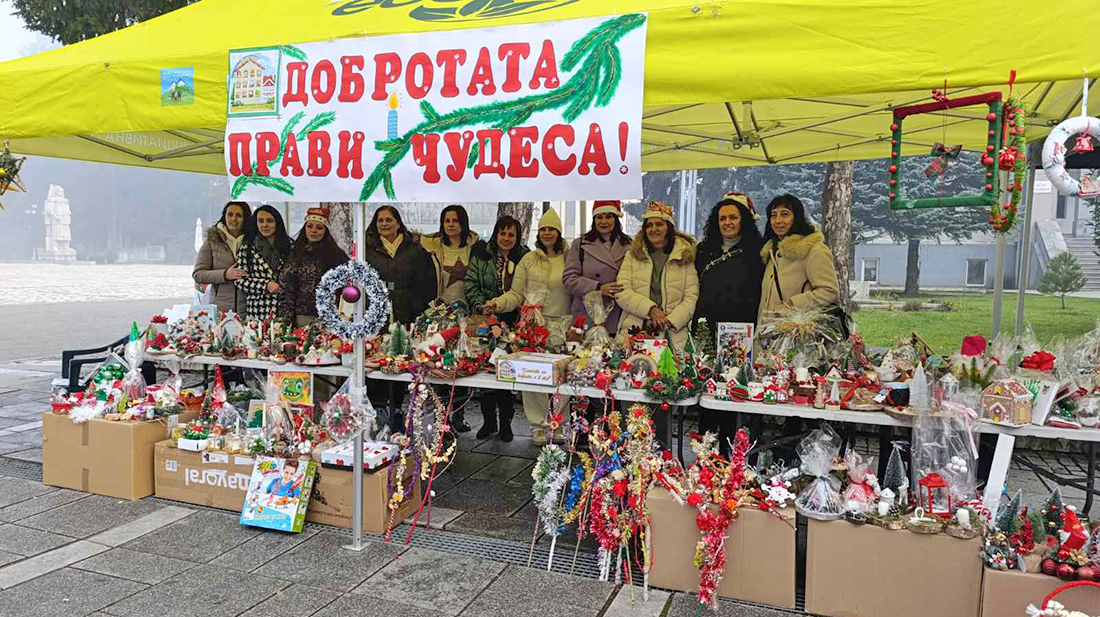 Коледно Вълшебство в Разлог: Деца събраха средства за благотворителни каузи Коледно Вълшебство в Разлог: Деца събраха средства за благотворителни каузи - Инфомрежа