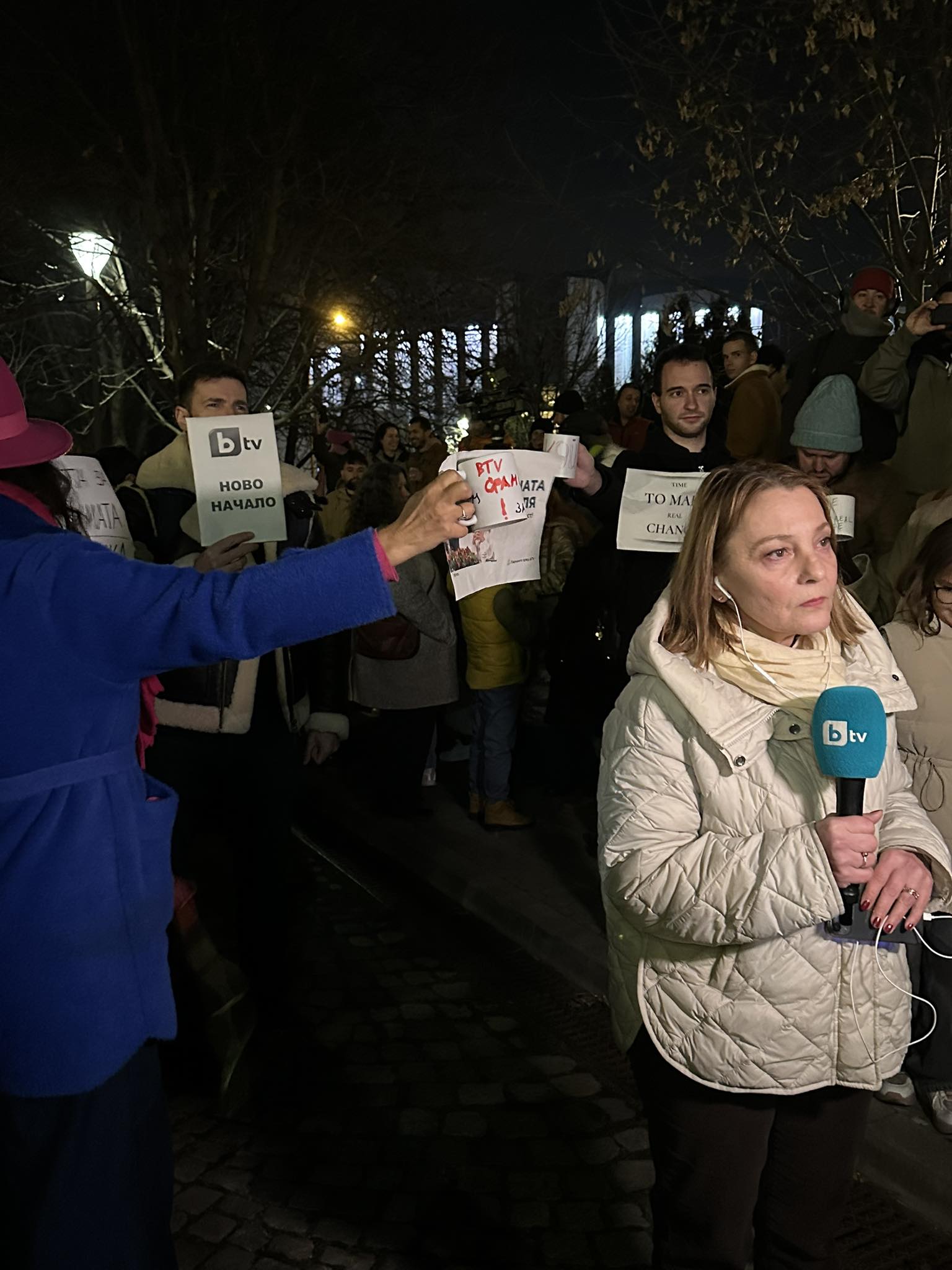 Цънцарова падна, друг ще я смени: Протест пред бТВ с викове „Мафията вън“ Цънцарова падна, друг ще я смени: Протест пред бТВ с викове "Мафията вън" - Инфомрежа