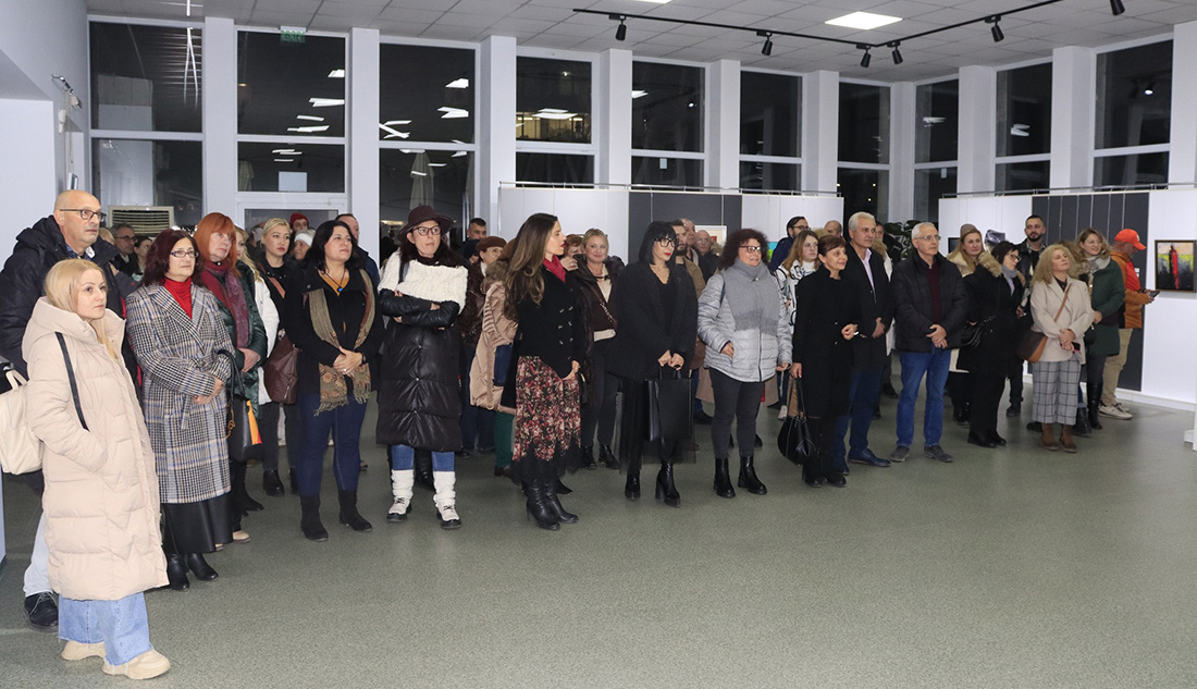 Кметът Методи Байкушев откри традиционната коледна изложба в Благоевград Кметът Методи Байкушев откри традиционната коледна изложба в Благоевград - Инфомрежа