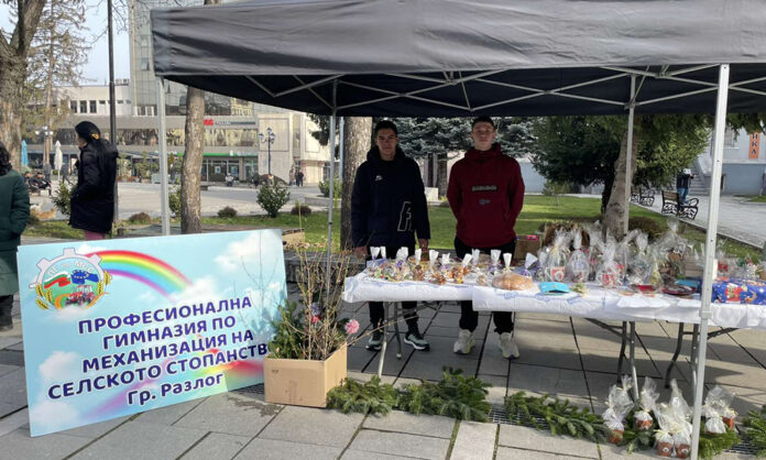 Ученици правят коледни базари в Разлог и даряват добрина