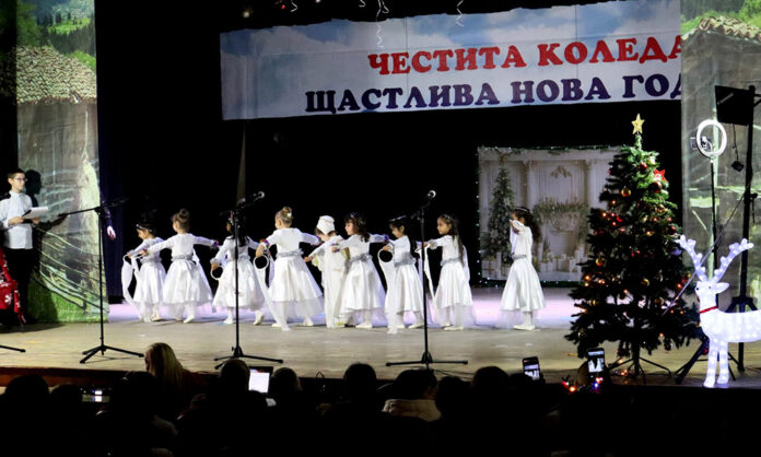 Коледно-новогодишният концерт в Микрево събра общността в празничен дух