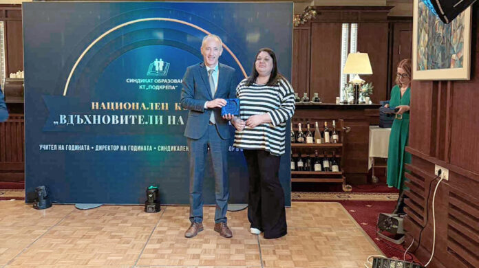 Милена Замфирова от ЕГ „Д-р Петър Берон“ бе отличена в националния конкурс „Вдъхновители на знанието“