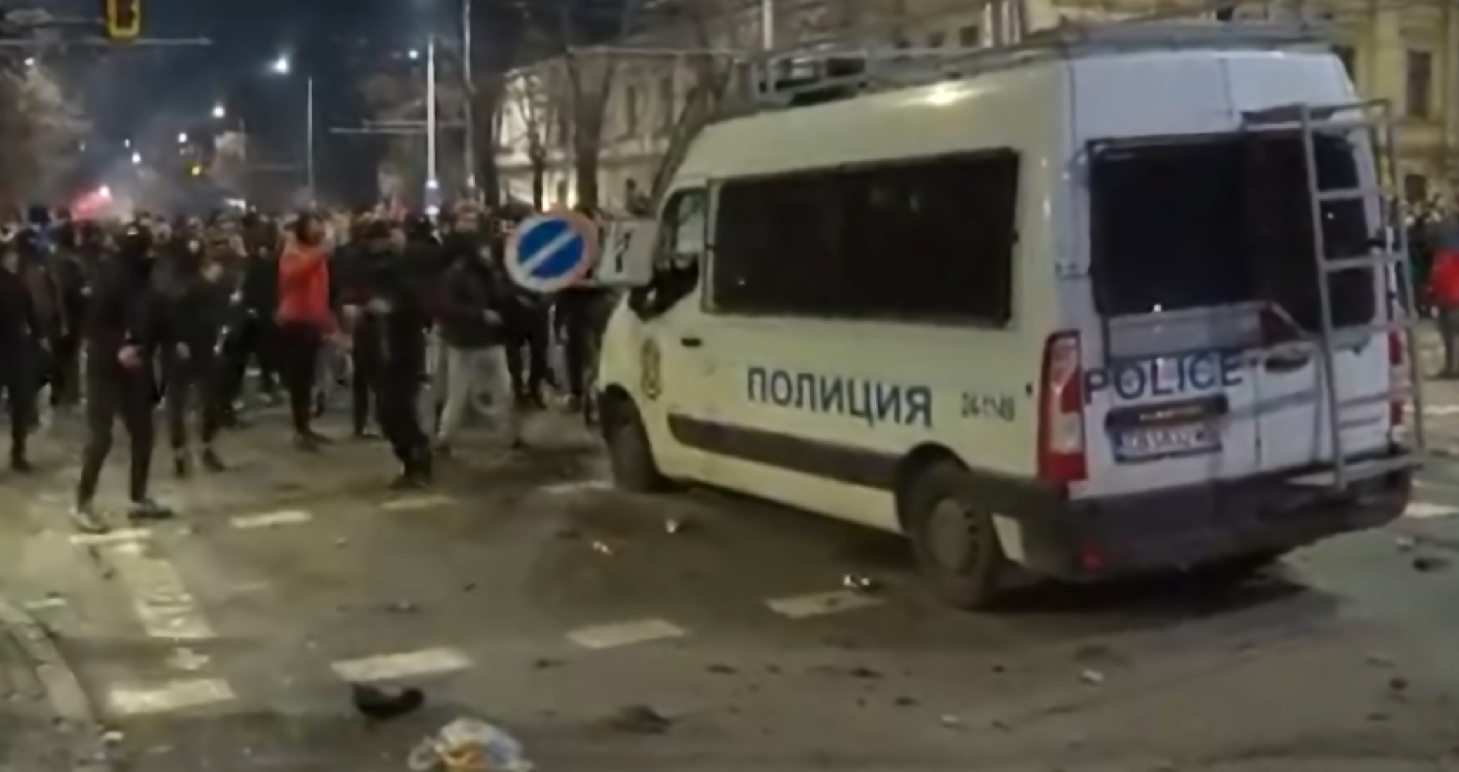Ескалация на напрежението в София, МВР позволи на агресори да чупят Ескалация на напрежението в София, МВР позволи на агресори да чупят - Инфомрежа
