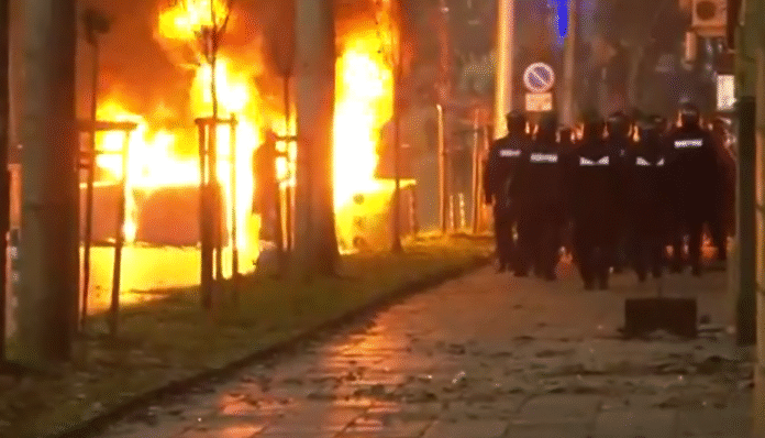 Ескалация на напрежението в София, МВР позволи на агресори да чупят