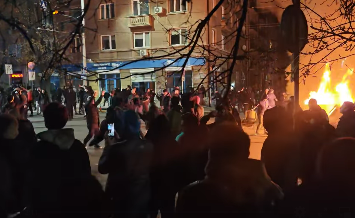 Ескалация на напрежението в София, МВР позволи на агресори да чупят Ескалация на напрежението в София, МВР позволи на агресори да чупят - Инфомрежа