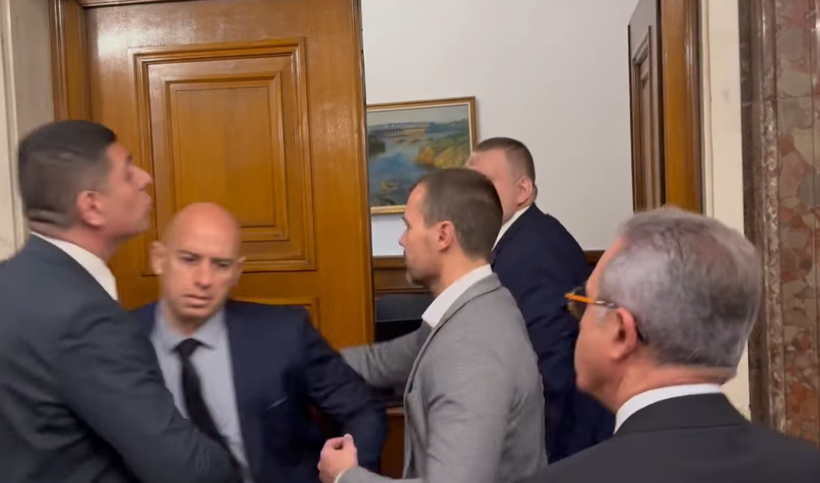 Мирчев в директен сблъсък с Пеевски в НС! Ревански защити лидера на ДПС Мирчев в директен сблъсък с Пеевски в НС! Ревански защити лидера на ДПС - Инфомрежа