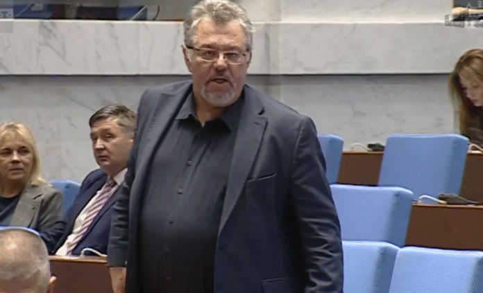 Провокациите на протеста се преместиха в пленарна зала, депутати крещят, МВР ги гледа