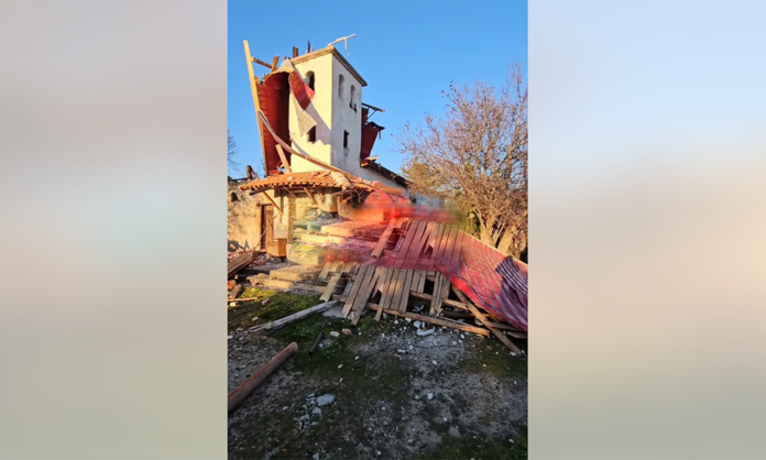 Силният вятър събори част от покрива на църквата в Ласкарево
