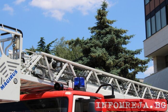 Пожарникари спасиха дете от заключена тераса