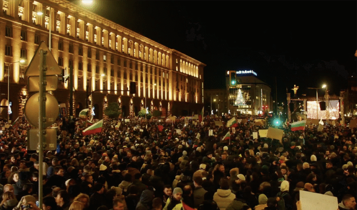 Триъгълникът на властта почерня от протестиращи българи