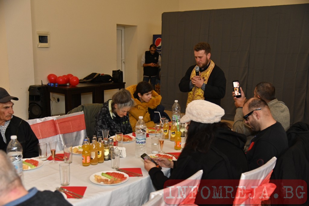 Благоевградчани даряват добро навръх Коледа Благоевградчани даряват добро навръх Коледа - Инфомрежа