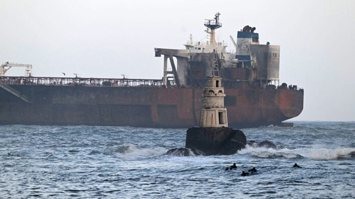 Евакуираха трима моряци от кораба „Кайрос“ при операция на Морска администрация и ВМС