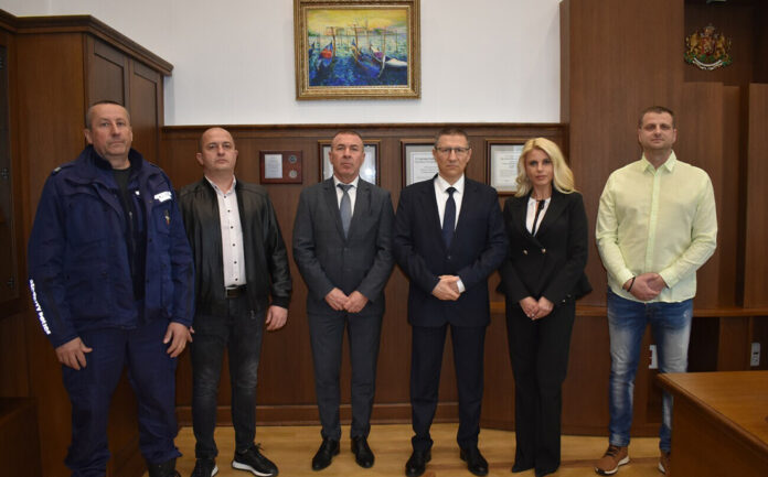 Наградиха трима полицаи за разкриването на въоръжения грабеж на инкасо край Ихтиман